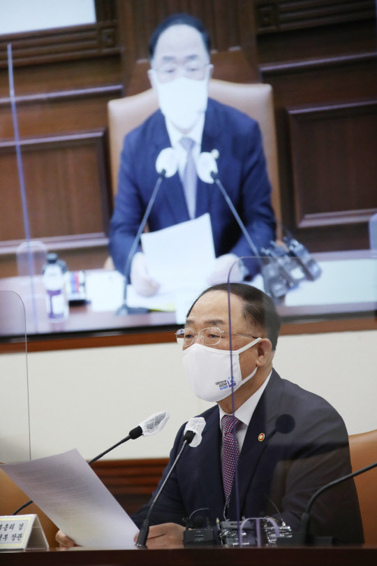 홍남기 경제부총리 겸 기재부 장관이 3일 정부서울청사에서 열린 제5차 혁신성장전략회의를 주재하고 있다. 연합뉴스.